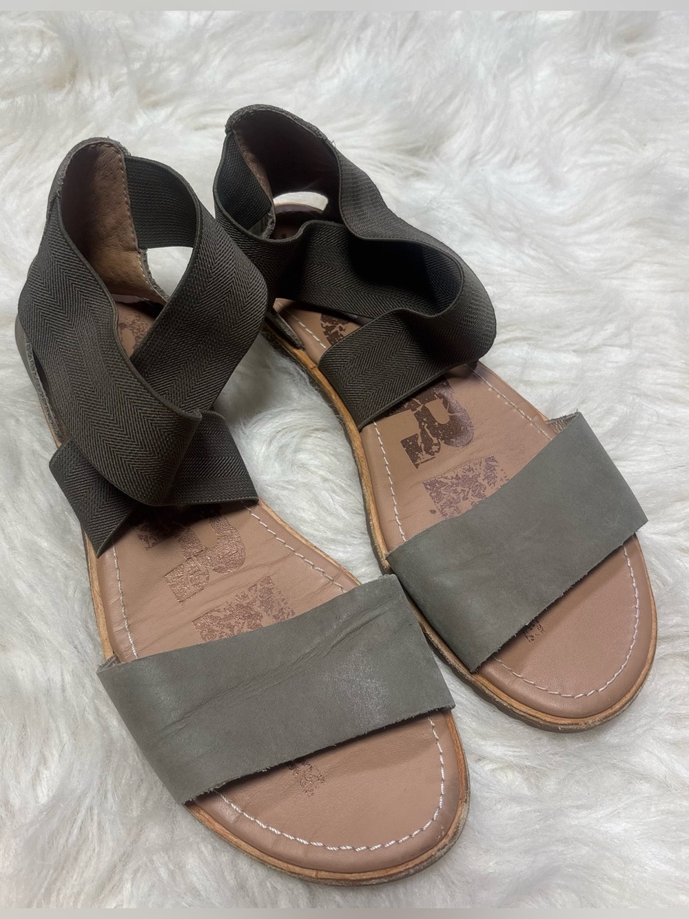 Sorel “Ella” Olive Green Leather with Elastic Strap Sandals size Women’s 8